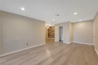 Photo #5: 2337573 Listing