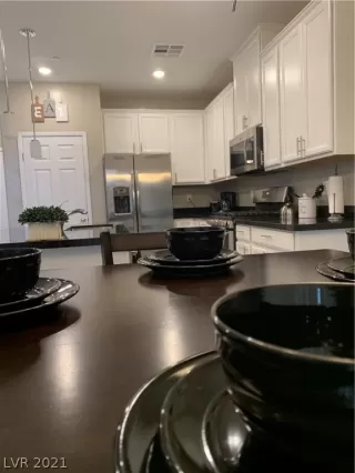 Photo #3: 2337867 Listing