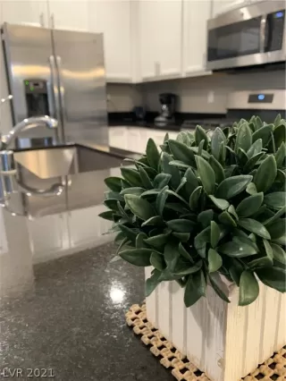 Photo #4: 2337867 Listing