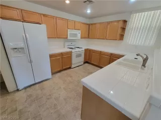 Photo #5: 2337906 Listing 