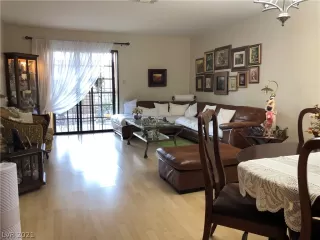 Photo #5: 2337925 Listing