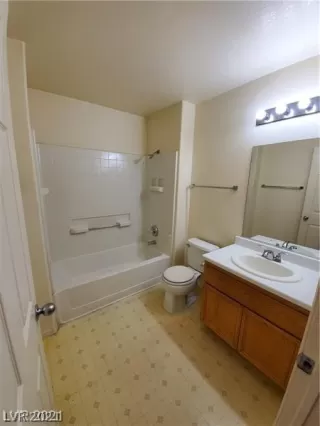 Photo #5: 2337989 Listing