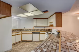 Photo #3: 2338038 Listing 