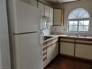 Photo #5: 2338350 Listing 