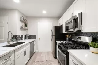 Photo #5: 2338457 Listing