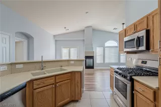 Photo #5: 2338532 Listing 