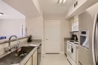 Photo #3: 2338599 Listing