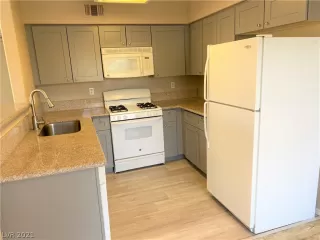 Photo #5: 2338693 Listing 