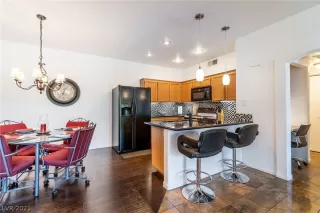 Photo #5: 2338821 Listing 