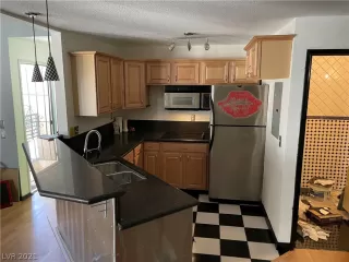 Photo #4: 2339848 Listing