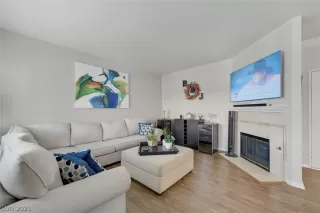 Photo #4: 2339879 Listing