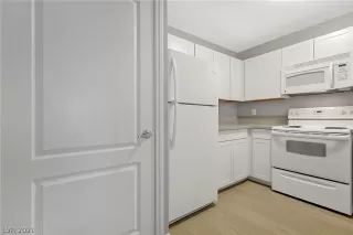 Photo #5: 2339916 Listing