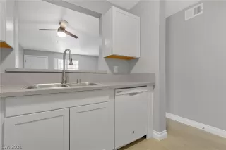 Photo #6: 2339916 Listing