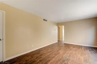 Photo #3: 2339958 Listing