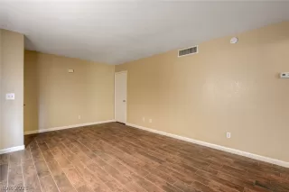 Photo #4: 2339958 Listing