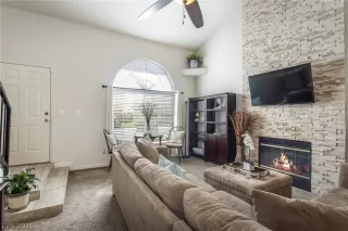 Photo #4: 2340048 Listing