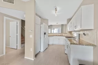 Photo #4: 2340206 Listing