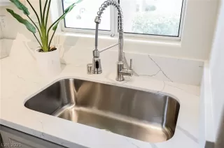 Photo #5: 2340299 Listing