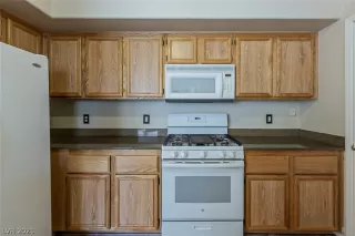 Photo #5: 2340319 Listing