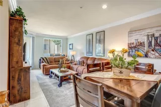 Photo #5: 2340392 Listing