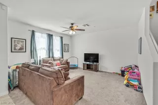 Photo #3: 2340404 Listing