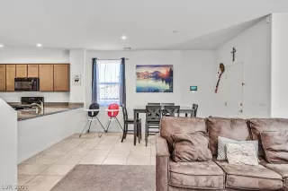 Photo #4: 2340404 Listing
