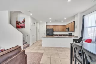 Photo #5: 2340404 Listing