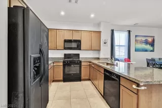 Photo #6: 2340404 Listing