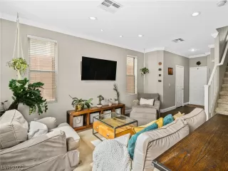 Photo #5: 2340410 Listing 