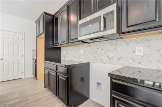 Photo #3: 2340426 Listing