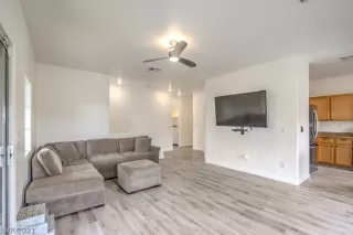 Photo #4: 2340444 Listing