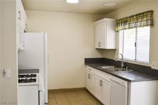 Photo #5: 2340507 Listing 