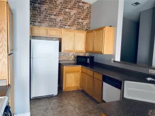 Photo #5: 2340547 Listing 