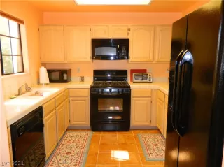 Photo #4: 2340702 Listing