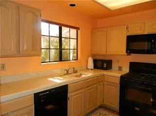 Photo #5: 2340702 Listing