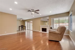 Photo #6: 2340770 Listing