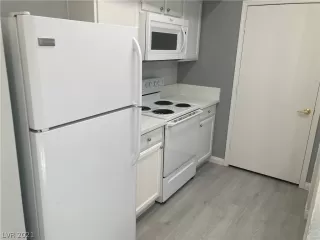 Photo #5: 2340773 Listing 