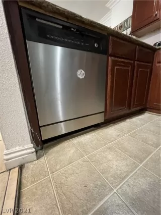 Photo #6: 2340791 Listing