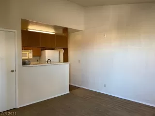 Photo #3: 2340800 Listing