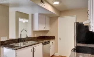 Photo #6: 2340862 Listing