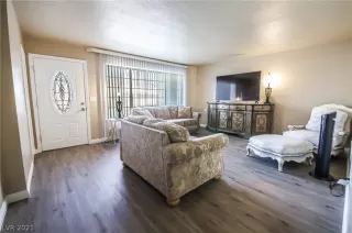 Photo #4: 2340941 Listing