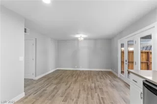 Photo #3: 2340996 Listing