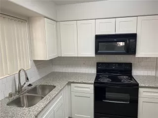 Photo #4: 2341067 Listing