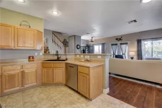 Photo #4: 2341220 Listing