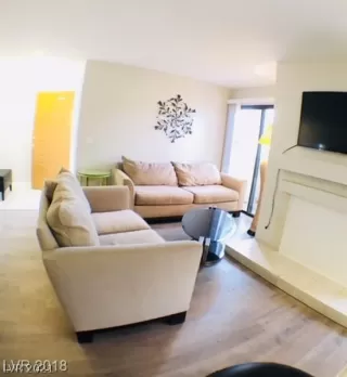 Photo #3: 2341399 Listing