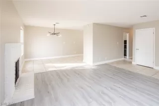 Photo #4: 2341884 Listing