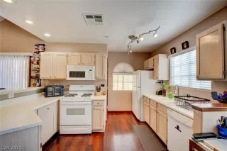 Photo #5: 2341981 Listing 