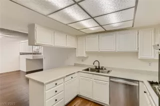 Photo #5: 2342038 Listing