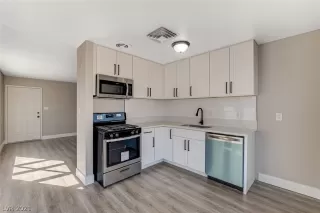 Photo #5: 2342143 Listing