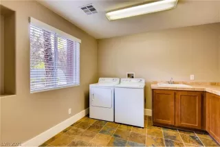 Photo #4: 2342302 Listing